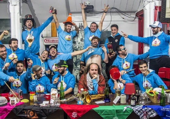 Burrunba. Cada año, la elektrotxaranga irunesa se toma una foto de familia que recoge su espíritu fiestero y gamberro.