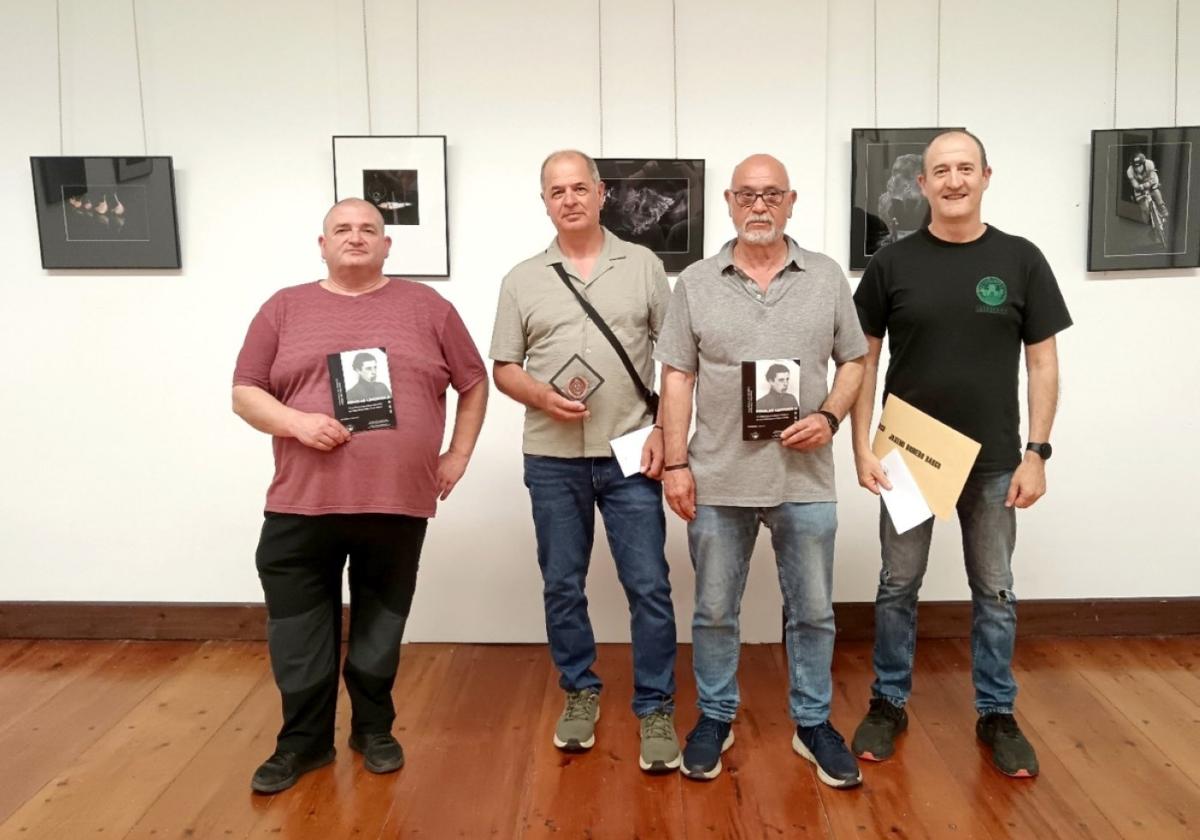 Los ganadores de esta edición con algunas de las fotografías que componen la muestra.