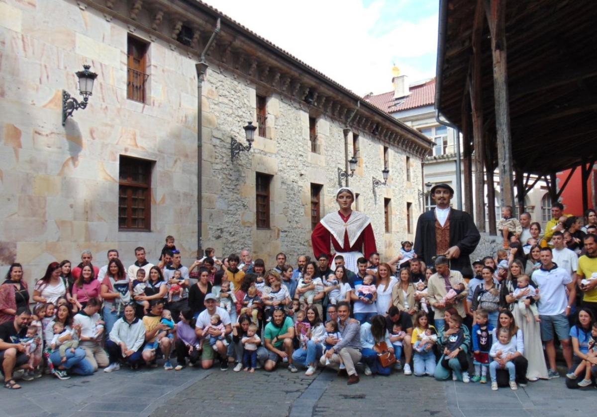 Las y los nuevos bergareses acompañados de sus familiares posaron tras recibir el pañuelo de fiestas.