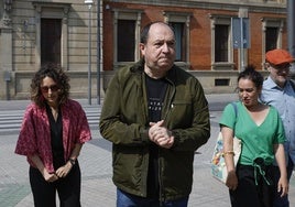 Pernando Barrena, esta mañana ante el Parlamento de Navarra, en Pamplona.