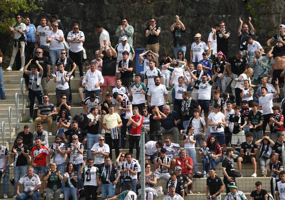 La afición del Mérida, en Zubieta.