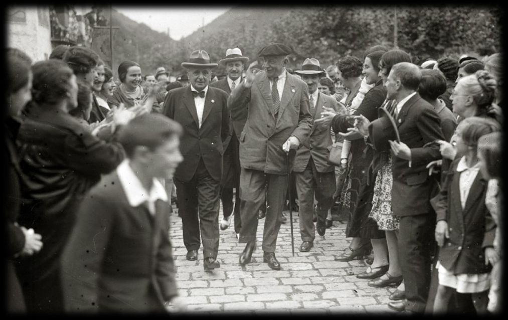 En 1928, el dictador Primo de Rivera, con txapela y bastón, visitó Errenteria, Pasaia y San Sebastián.