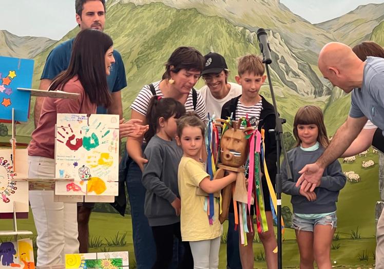 Zizurkilgo Mendigain herri eskolako haurrek Ezkio-Itsaroren lekukoa hartu zuten datorren urteko festa antolatzeko.