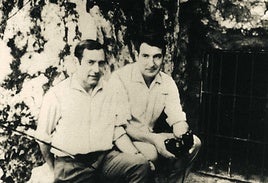 Rafael Rezabal eta Andoni Albizuri aurkikuntza egin zuten garaiko argazki batean.