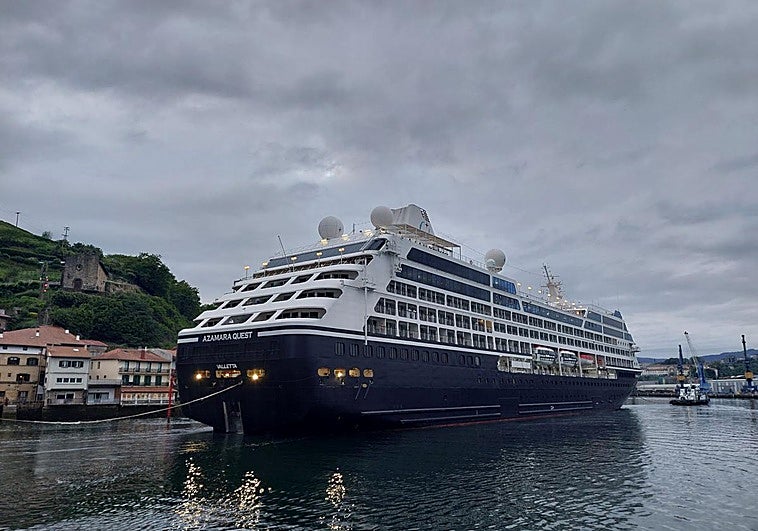 El buque 'Azamara Quest' a su llegada esta mañana al puerto de Pasaia