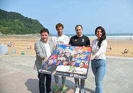 Txurruka, el triatleta Pello Osoro, Larrañaga y Domínguez, ayer.