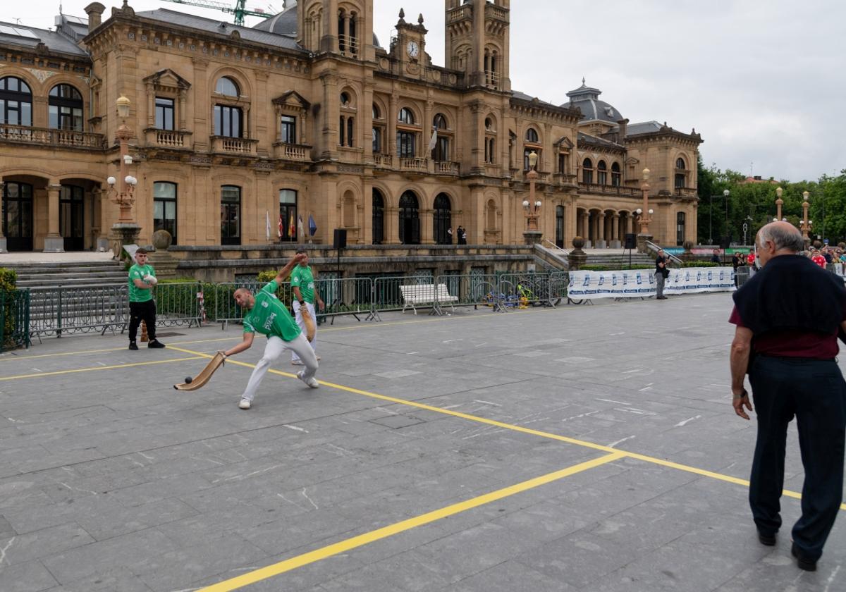 Uno de los pelotaris participantes devuelve la pelota hacia la calle Hernani en la exhibición de rebote en Alderdi Eder.
