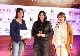Ruth y Miren recibieron el premio 'Hamar bitxiak' de manos de la ganadora del año pasado, la tienda de ropa Laskurain de Zumarraga.