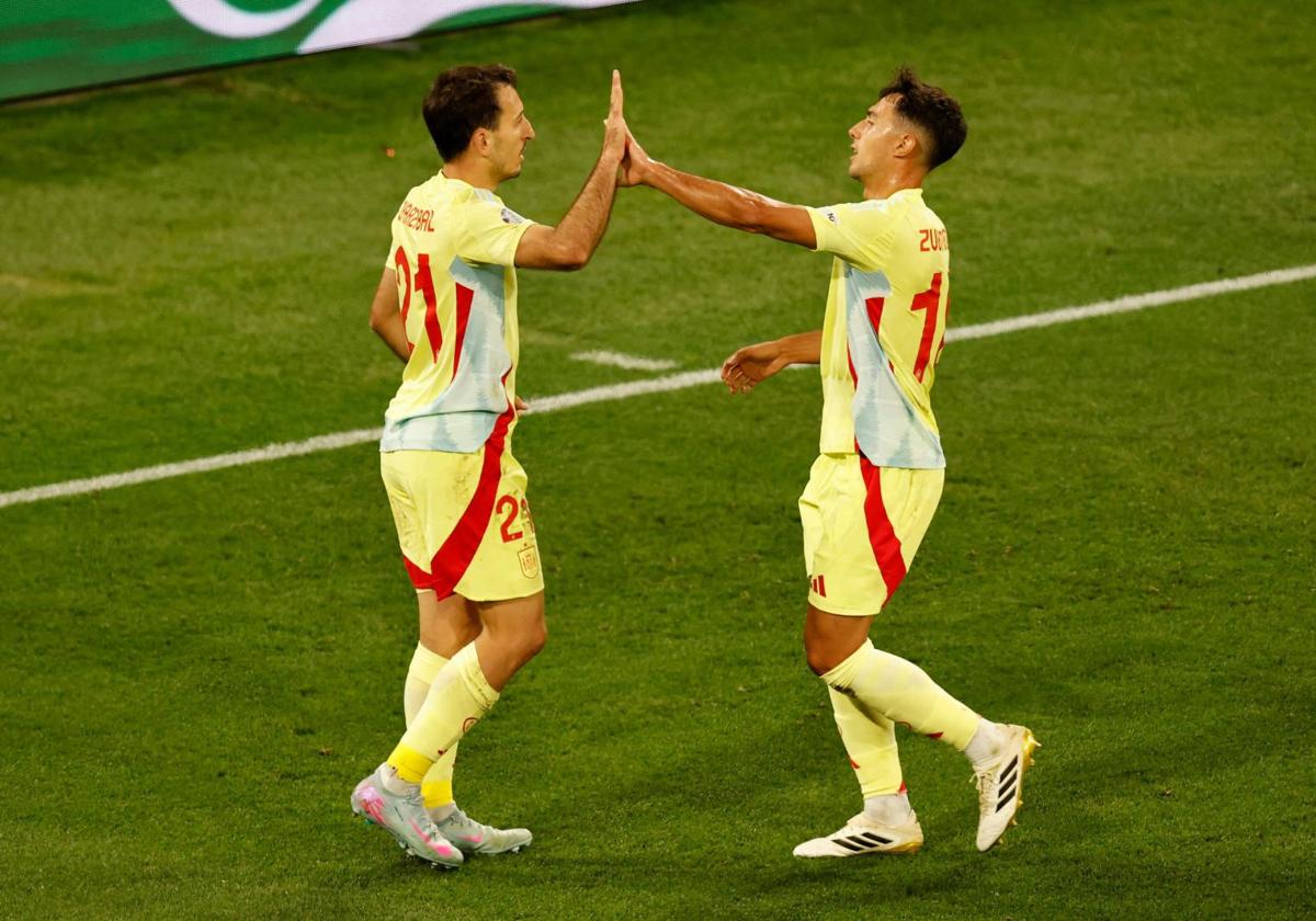 Oyarzabal y Zubimendi celebran un gol.