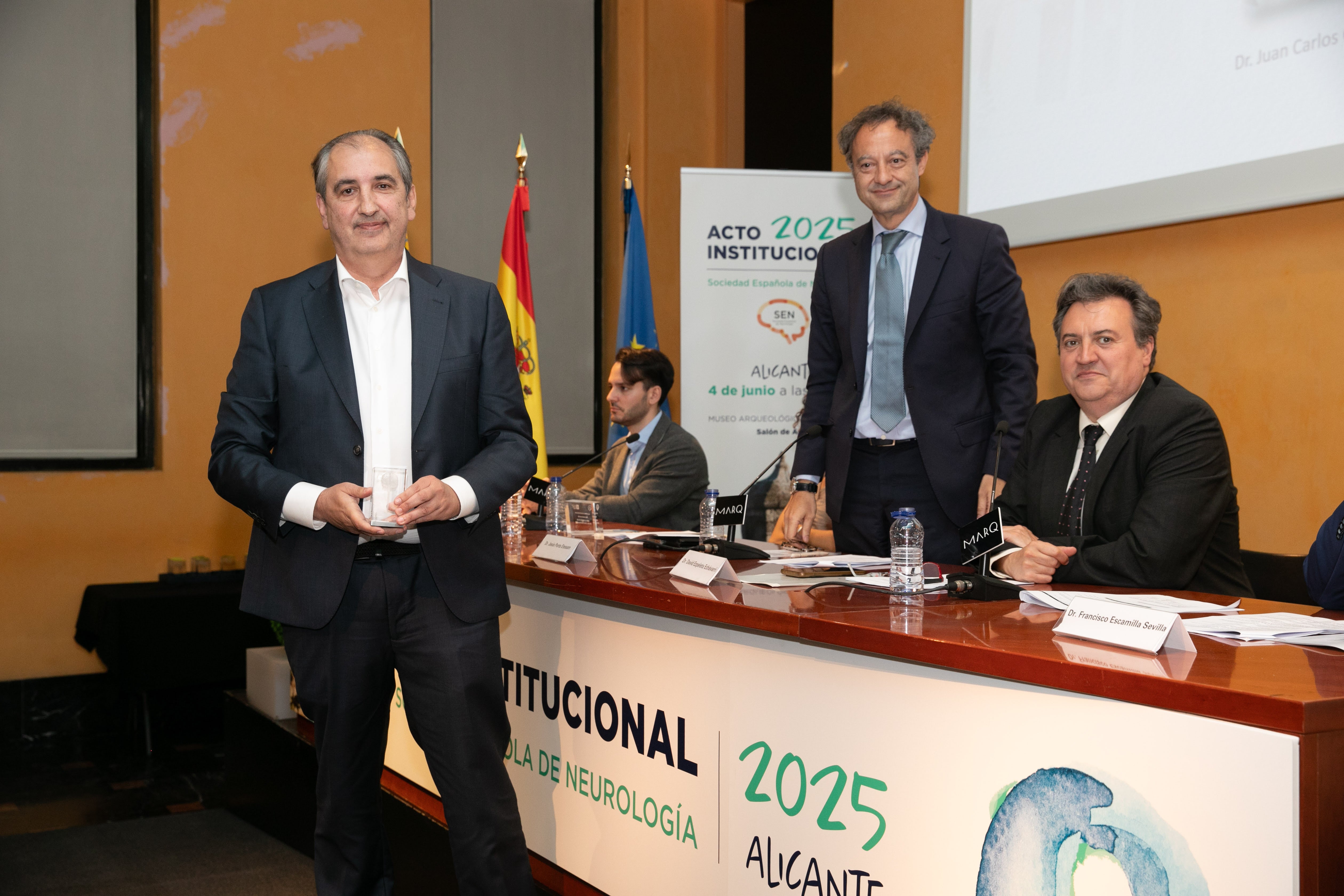 El doctor. Juan Carlos Gómez-Esteban, tras recoger el premio.