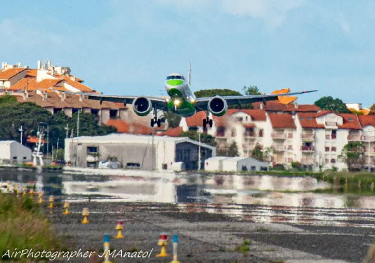 Así son los cuatro aviones que más utilizan el Aeropuerto de San Sebastián, donde «cada metro de pista cuenta»