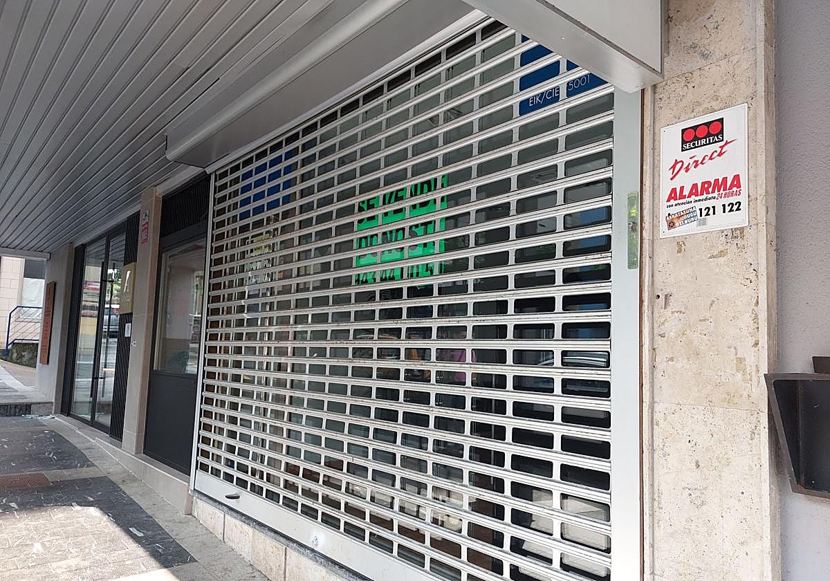 Agencia de viajes de Errenteria de la presunta estafa, cerrada y con el cartel de 'se vende'.