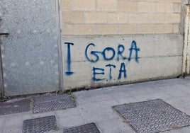 Calle de Gernika con la pintada a favor de ETA.