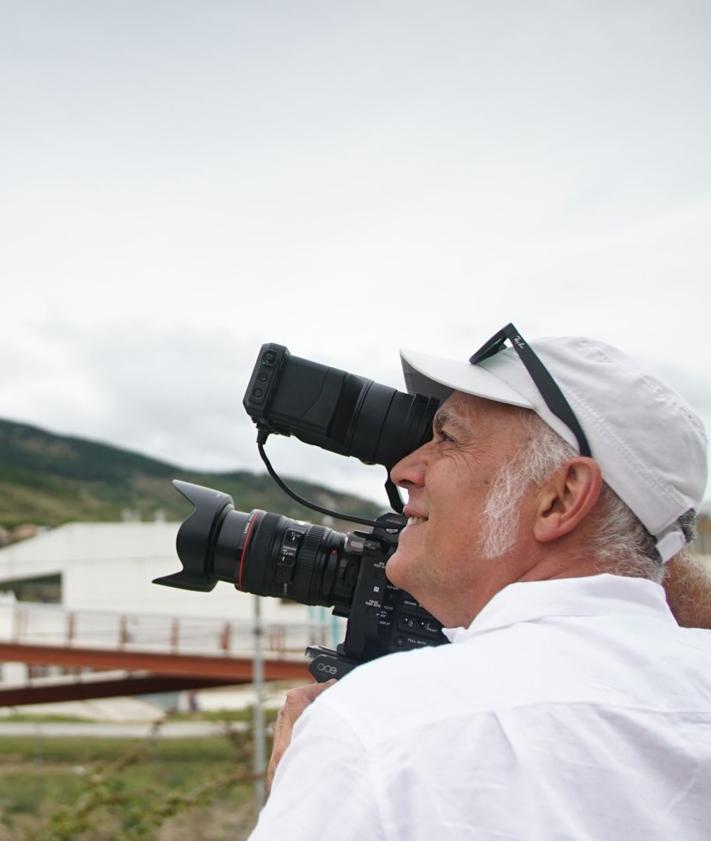 Imagen secundaria 2 - Iñaki Lahortiga con su camiseta, Ainhoa Suescun con el timón del barco en Donostia e Iñaki Alforja, director del documental.