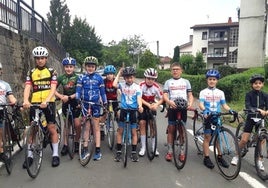 Un grupo de participantes antes de la prueba junto a la salida en Antigua.