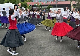 Actuación de los dantzaris de Zuraide durante la celebración del domingo.