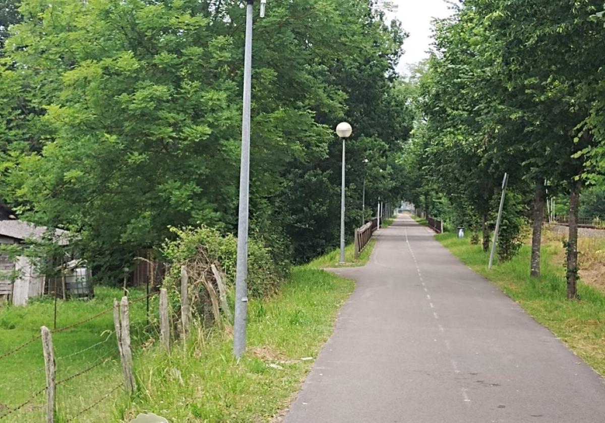 Destrozan 34 farolas en el bidegorri