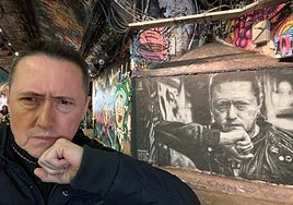 Fermin Muguruza ante su propia imagen en el mural de Londres Waterloo Station, conocido como «el túnel de los grafitis».