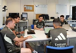 Xabi Alonso, en el centro de la imagen, con Beñat Labaien y Luis Llopis a su derecha