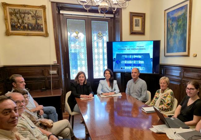 La alcaldesa de Irun, Cristina Laborda, la diputada foral de Movilidad, Azahara Domínguez, y el alcalce de Hondarribia, Igor Enparan, durante la reunión para la puesta en marcha del nuevo servicio.