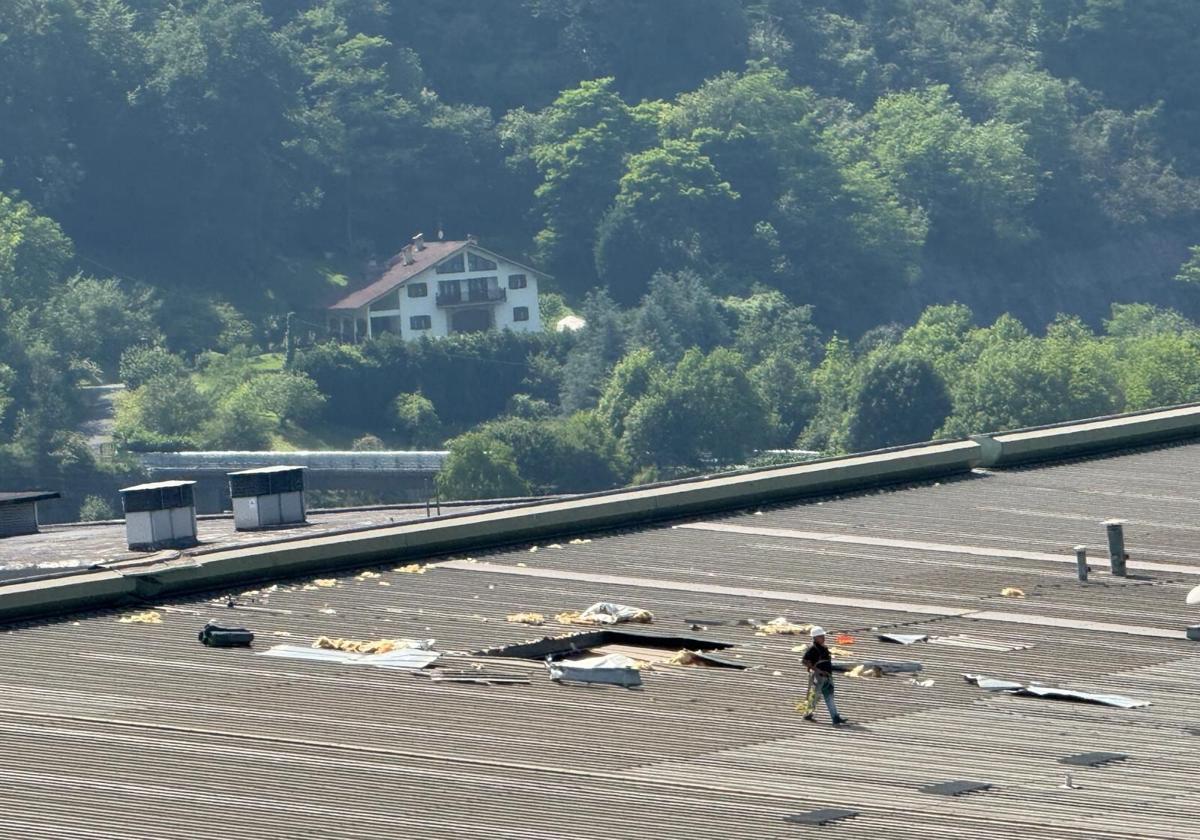 Agujero generado por la pieza disparada en las instalaciones de Indar en Beasain.