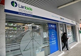 Una mujer sale de una oficina de Lanbide en Elgoibar.