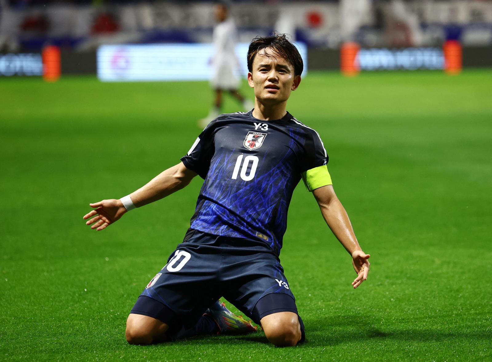 Take Kubo celebra de rodillas y con el brazalete de su capitán su gol con Japón