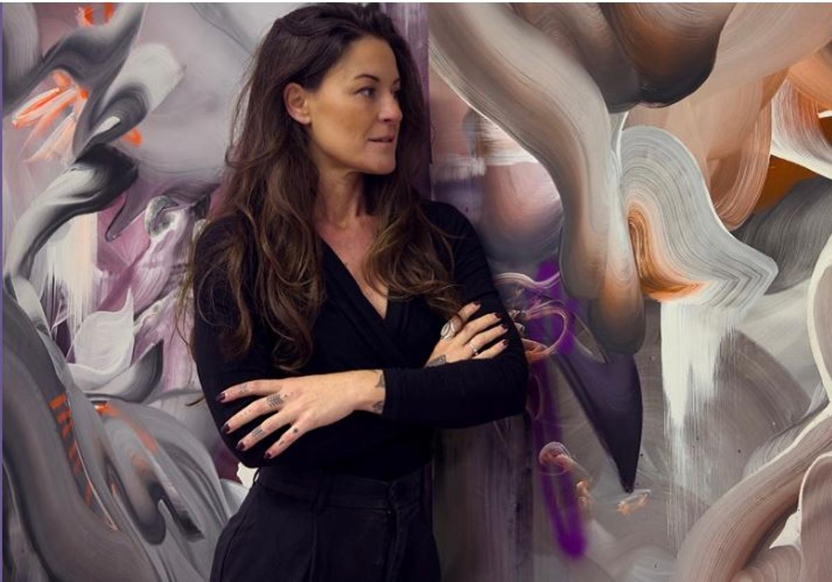 La artista donostiarra Josune García, ante una de sus obras.