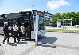Varios usuarios se suben a un autobús en la parada frente al Hospital Donostia