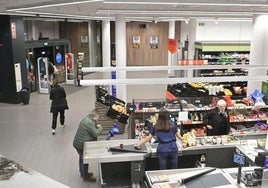Cajera de un supermercado en una imagen ajena a esta información