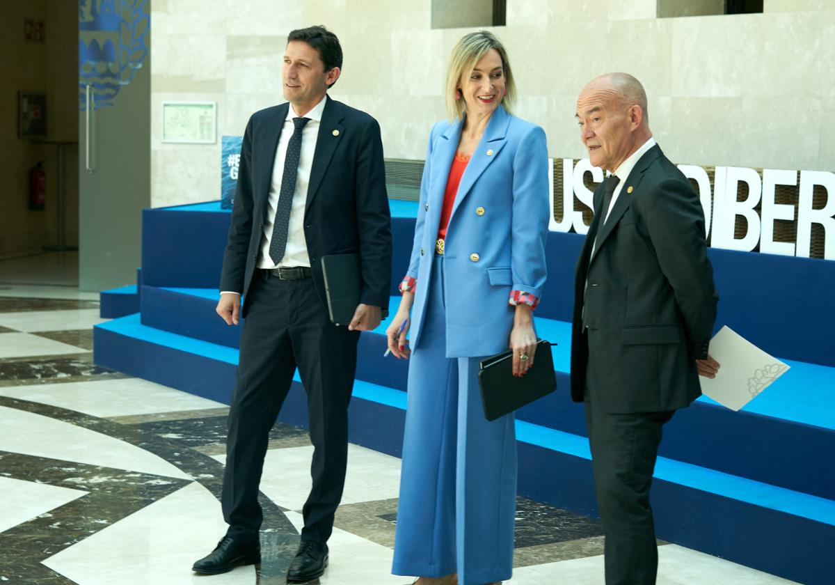El consejero de Hacienda y Finanzas, Noël d'Anjou, la portavoz del Gobierno, Maria Ubarretxena y el consejero de Ciencia, Universidades e Innovación, Juan Ignacio Perez Iglesias.