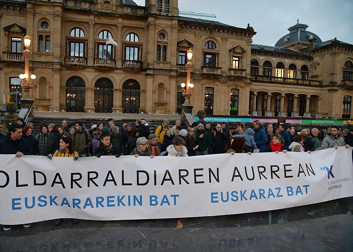 Manifestación en Donostia para denunciar la «ofensiva judicial» contra el euskera.