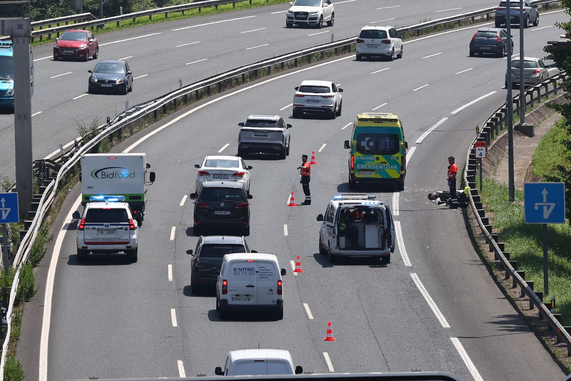 La moto siniestrada justo a la altura del hito del kilómetro 4 de la Variante con la ambulancia al lado
