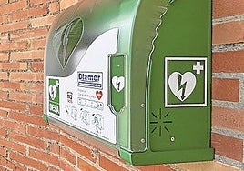 Un desfibrilador, en una pared.