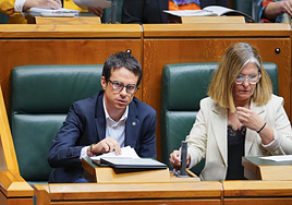 Pello Otxandiano y Nerea Kortajarena en el Pleno de constitución del Parlamento Vasco.