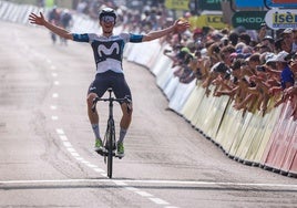 Iván Romeo celebrea su triunfo en la tercera etapa del Dauphiné, en la meta de Charantonnay.