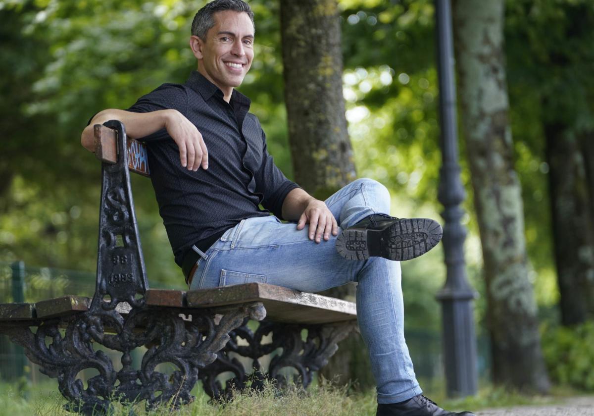 Mikel, en el Paseo de Francia antes de cantar en el Buen Pastor en el espectáculo 'Luminiscence'.