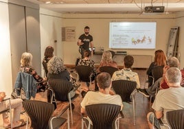 La presentación de la propuesta la realizó el concejal Oihan Agirretxe en la sesión organizada en Villa Mirentxu.