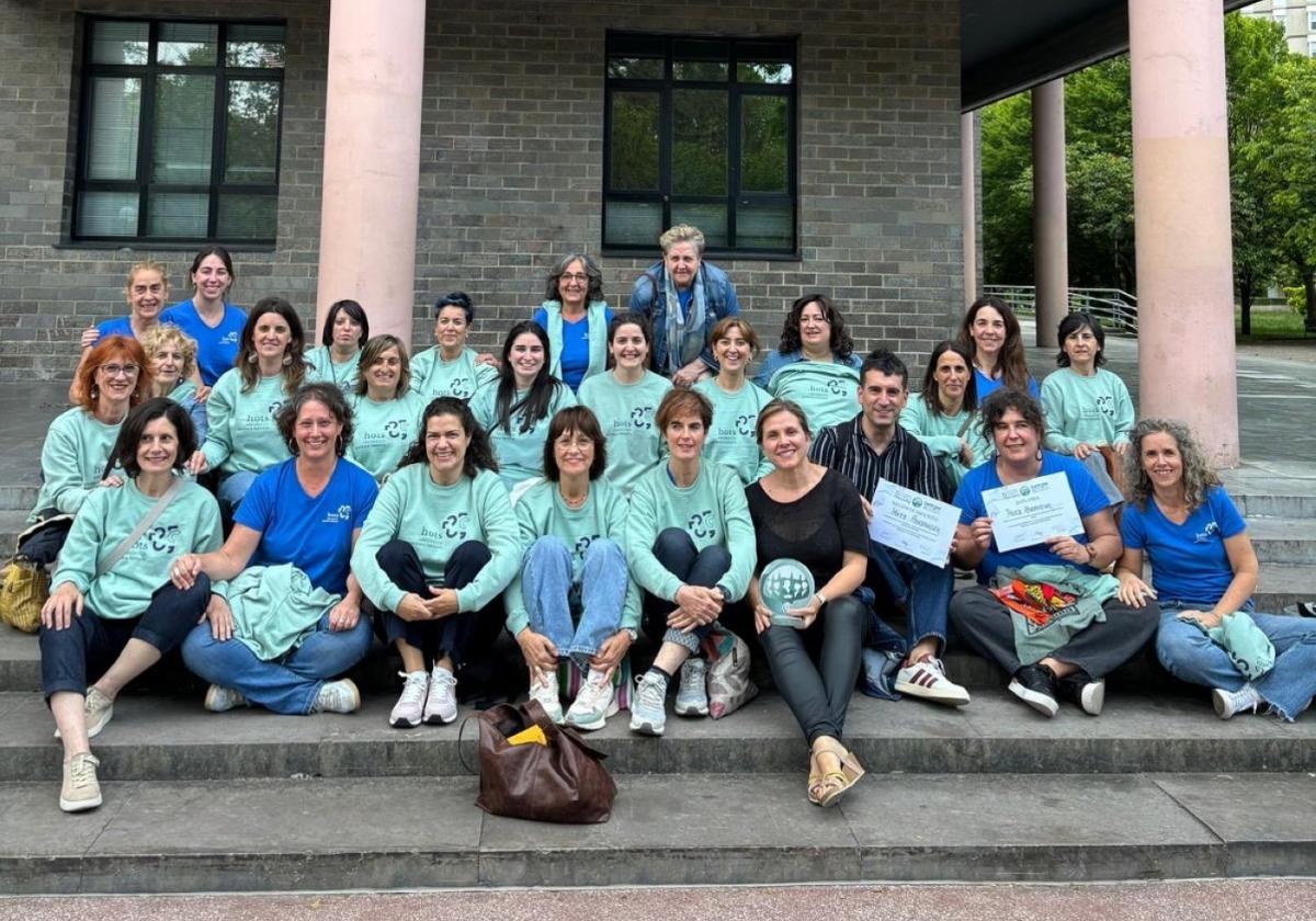 El coro al completo posó orgulloso para la foto con el reconocimiento.