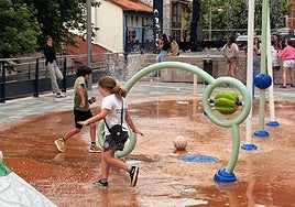Los chorros de agua de Txantxa Zelai están siendo utilizados por los más pequeños como un elemento más de juego.