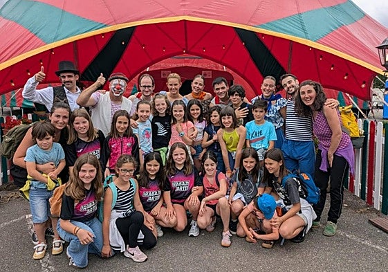 Soraluzeko haur talde bat Gure Zirkura egindako bisita batean.