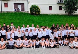 Cuadrilla de dantzari txikis de Sustraiak durante uno de sus festivales itinerantes en San Ignacio.