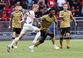 Becker trata de anticiparse a un jugador del Rennes, en el último amistoso en la pasada pretemporada.