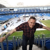 Fermin Muguruza, en las gradas de Anoeta con los preparativos para el concierto del sábado al fondo.