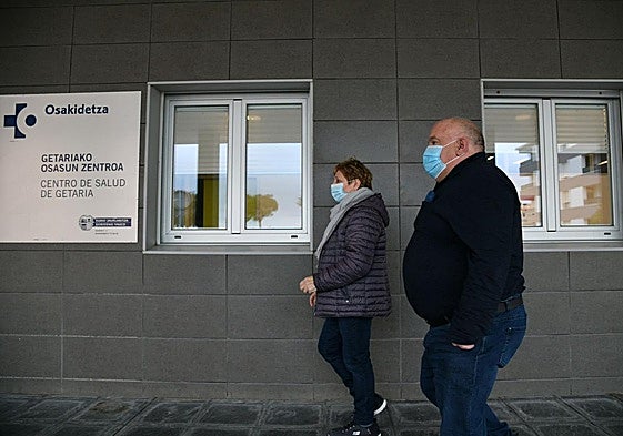 Dos personas con mascarilla acuden al centro de salud de Getaria.