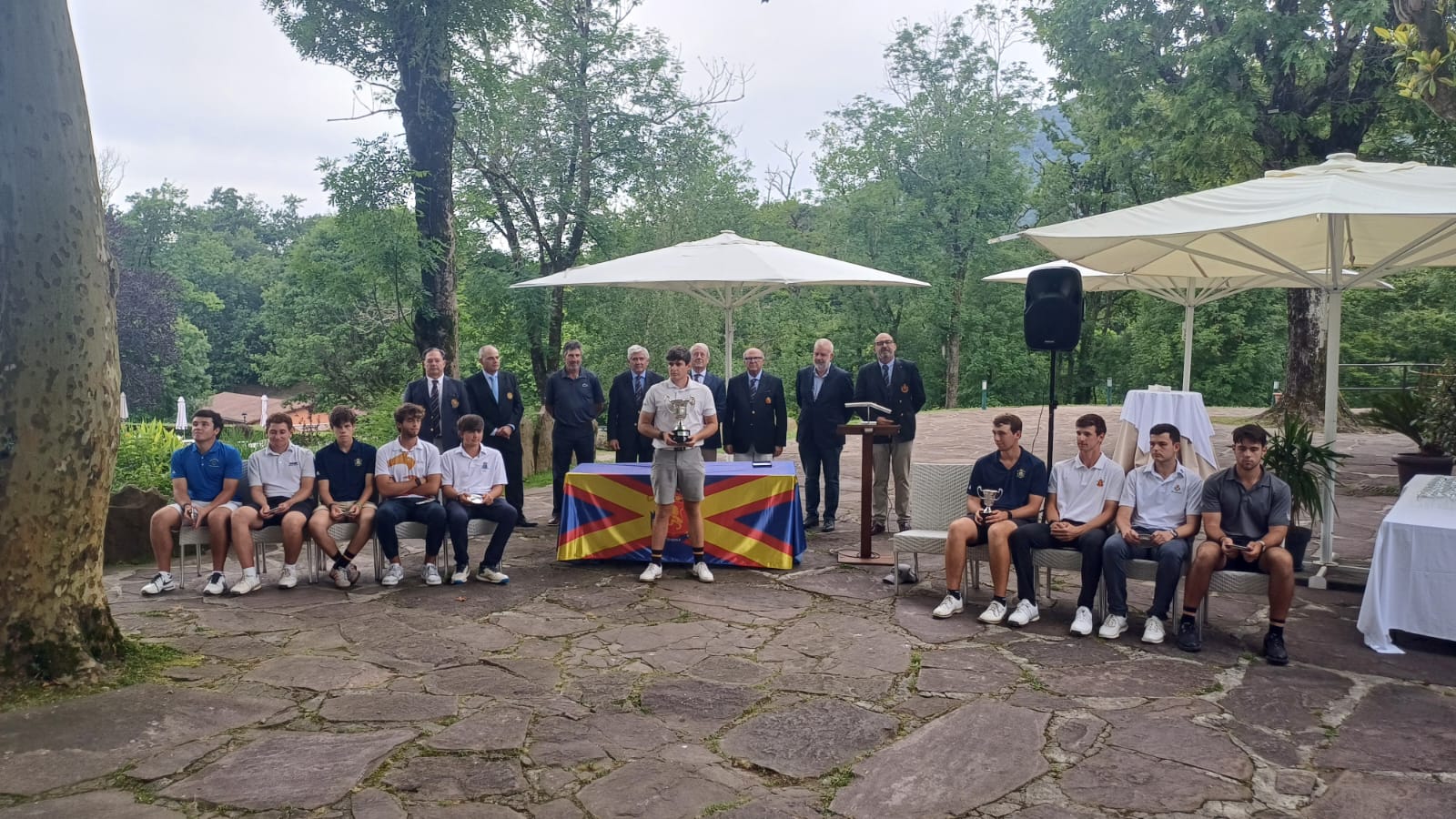 El campeón Álvaro Pastor, con el trofeo, en presencia, entre otros, de José María Olazabal.