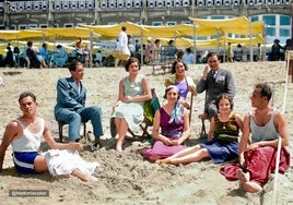 Un grupo de jóvenes en la playa donostiarra en 1930.