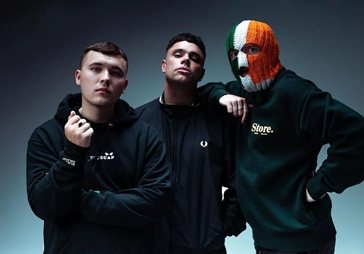 Los raperos norirlandeses KNEECAP.