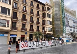 Los bomberos de San Sebastián han iniciado un encierro de 48 horas en el parque de Garbera para protestar por lo que consideran «pasividad» por parte del Ayuntamiento para atender sus reivindicaciones laborales, entre ellas una ampliación de la plantilla para poder prestar el servicio a la ciudadanía. Este miércoles, los bomberos se concentraron en la calle Ijentea.
