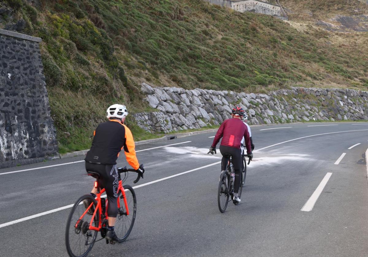 Un grupo ciclista circula por la N-634 en una foto ajena a esta información